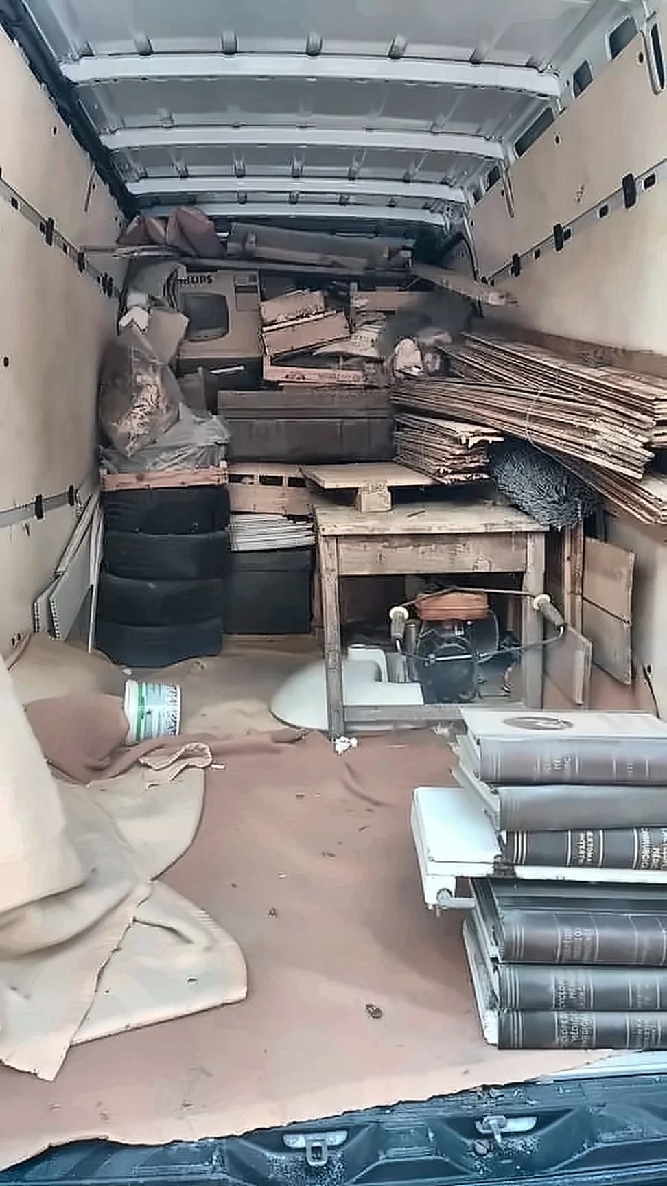 Débarras d'un grenier à Saint-Martin-de-Hinx dans les Landes — camion chargé